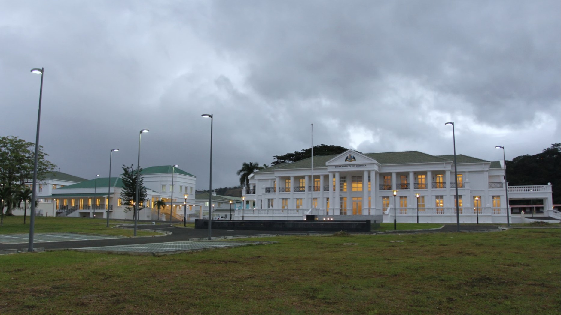 多米尼克总统府及大学